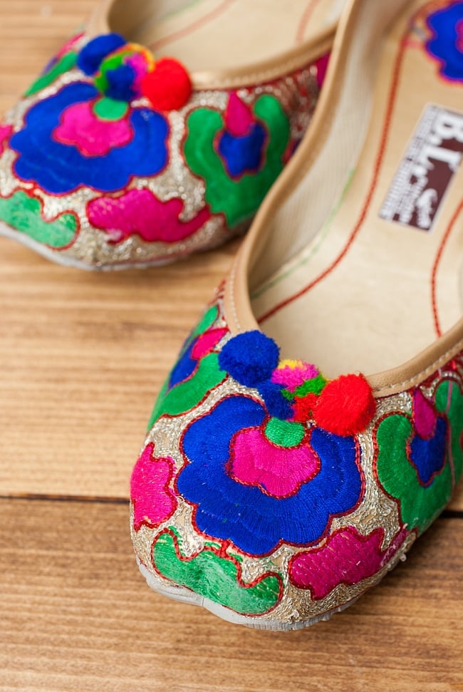 ゴージャス刺繍のマハラニフラットシューズ 3 - 角度を変えてみてみました。