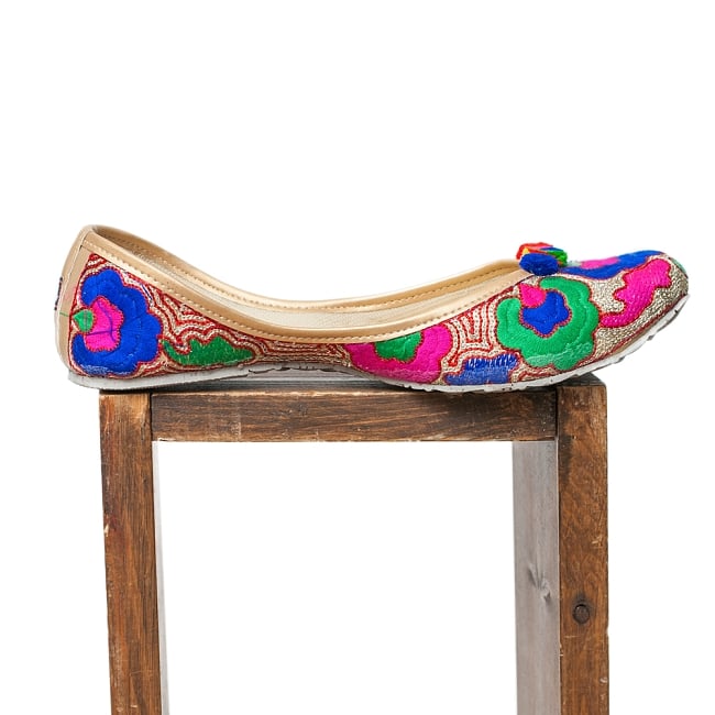 ゴージャス刺繍のマハラニフラットシューズ 4 - 横からの写真です