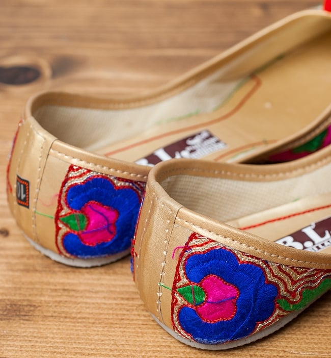 ゴージャス刺繍のマハラニフラットシューズ 5 - かかと部分の様子です。