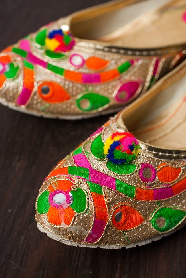 ゴージャス刺繍のマハラニフラットシューズ 2 - つま先部分をアップにしてみました。インドらしいデザインが可愛いです。