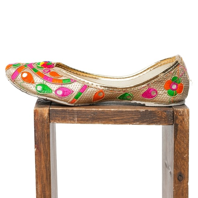 ゴージャス刺繍のマハラニフラットシューズ 4 - 横からの写真です