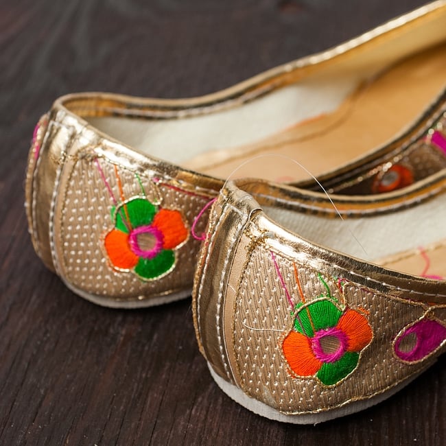 ゴージャス刺繍のマハラニフラットシューズ 5 - かかと部分の様子です。