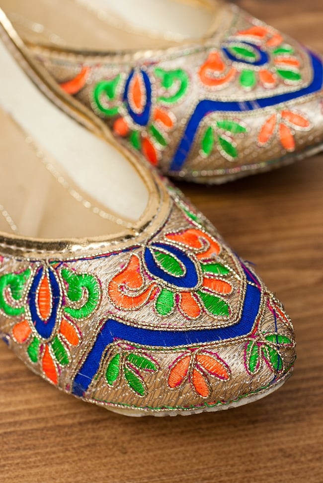 ゴージャス刺繍のマハラニフラットシューズ 2 - つま先部分をアップにしてみました。インドらしいデザインが可愛いです。