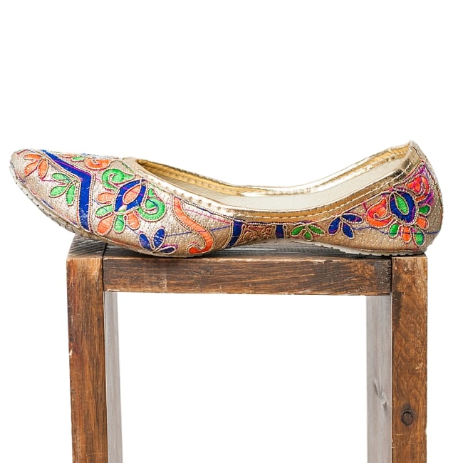 ゴージャス刺繍のマハラニフラットシューズ 4 - 横からの写真です