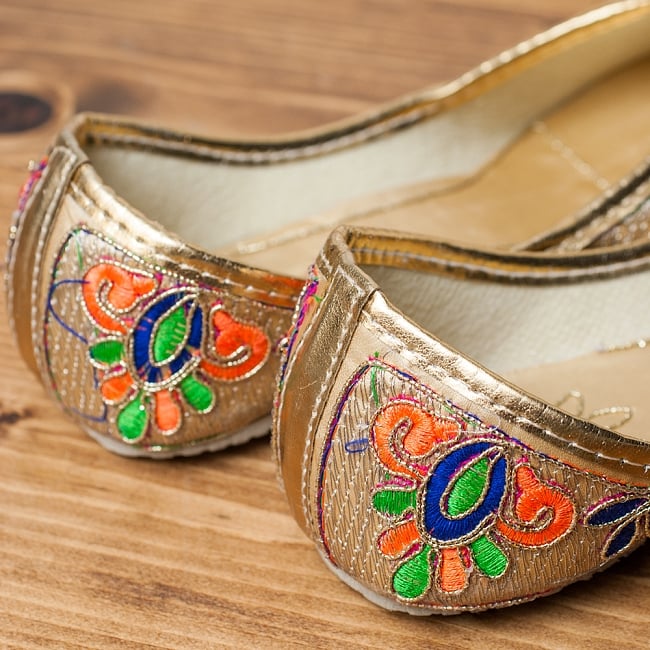 ゴージャス刺繍のマハラニフラットシューズ 5 - かかと部分の様子です。