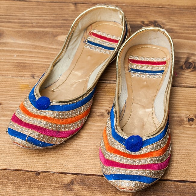 ゴージャス刺繍のマハラニフラットシューズの写真