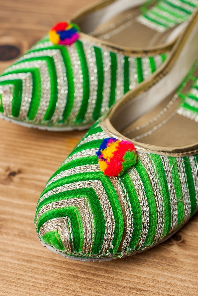 ゴージャス刺繍のマハラニフラットシューズ 2 - つま先部分をアップにしてみました。インドらしいデザインが可愛いです。