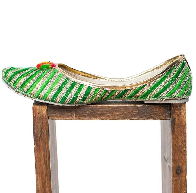 ゴージャス刺繍のマハラニフラットシューズ 4 - 横からの写真です