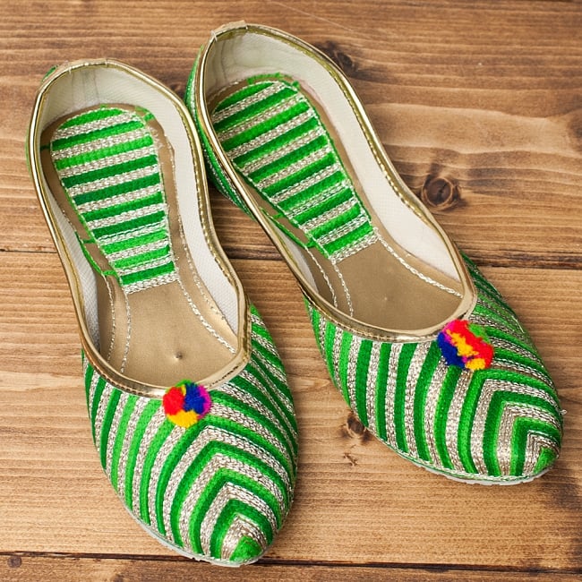 ゴージャス刺繍のマハラニフラットシューズの写真