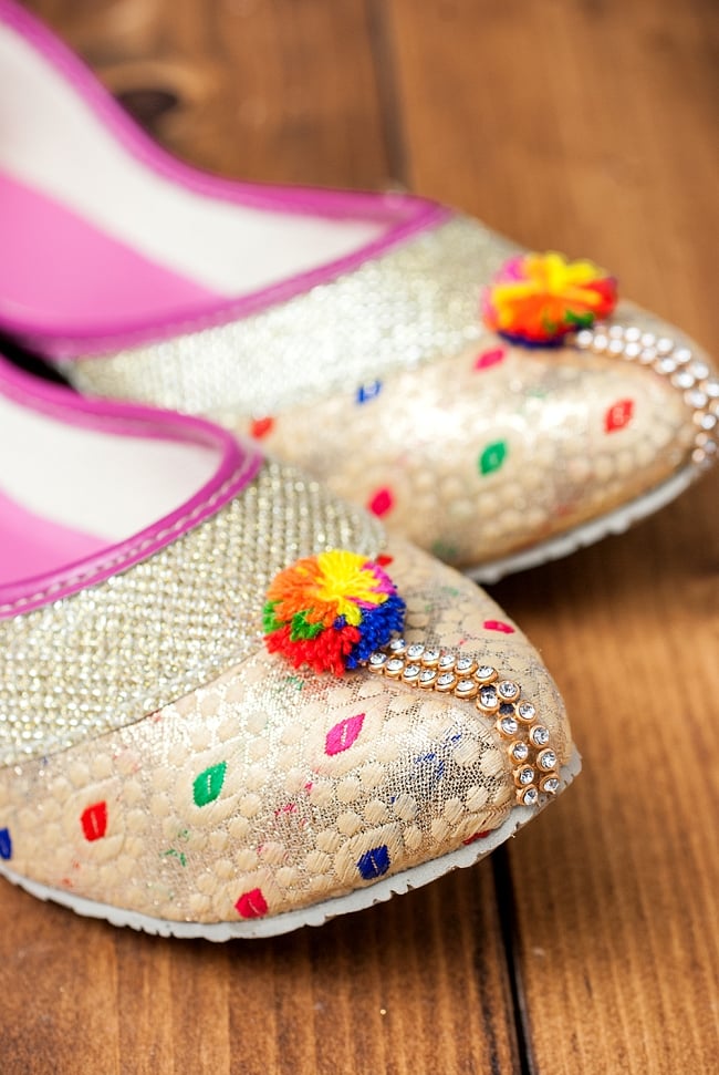 ゴージャス刺繍のマハラニフラットシューズ 2 - つま先部分をアップにしてみました。インドらしいデザインが可愛いです。
