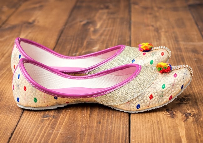 ゴージャス刺繍のマハラニフラットシューズ 4 - 横からの写真です