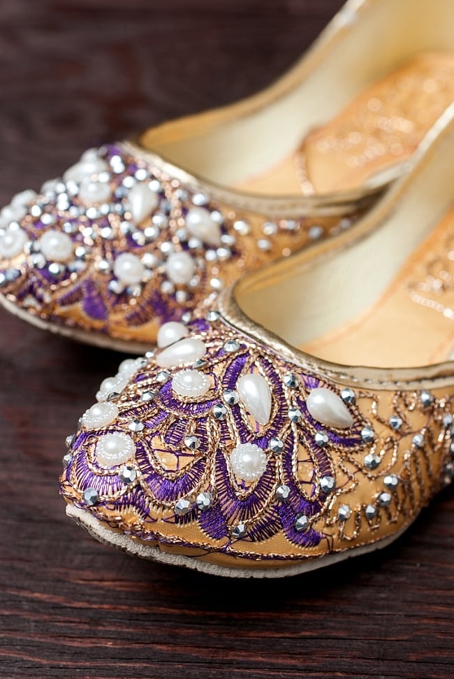 ゴージャス刺繍のマハラニフラットシューズ 2 - つま先部分をアップにしてみました。インドらしいデザインが可愛いです。