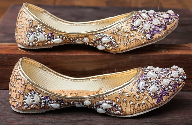 ゴージャス刺繍のマハラニフラットシューズ 4 - 横からの写真です