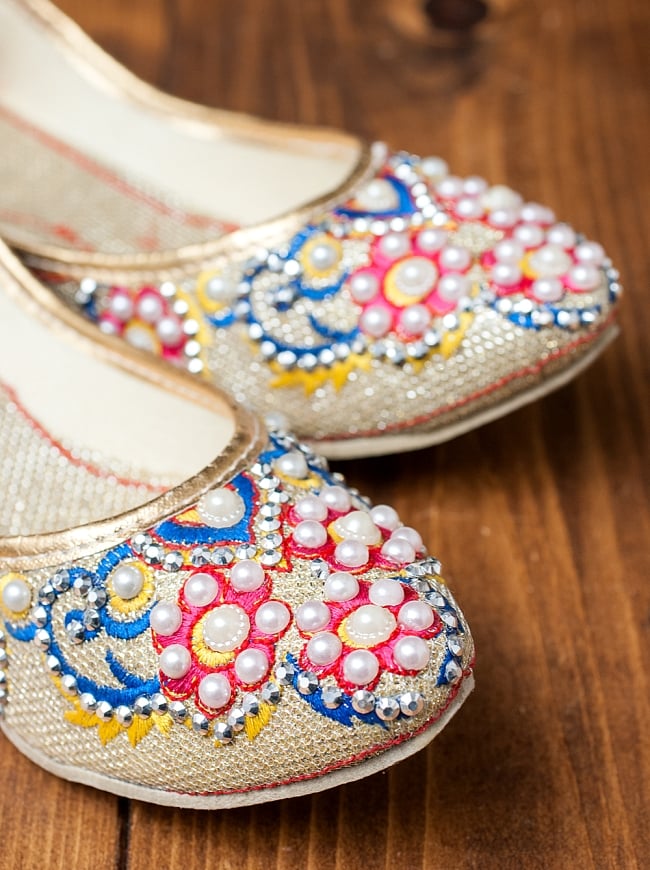 ゴージャス刺繍のマハラニフラットシューズ 2 - つま先部分をアップにしてみました。インドらしいデザインが可愛いです。
