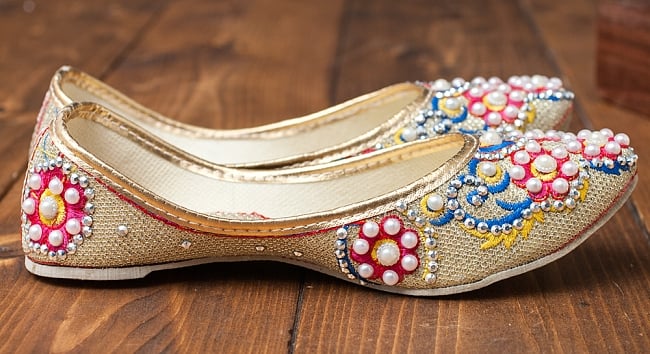 ゴージャス刺繍のマハラニフラットシューズ 4 - 横からの写真です