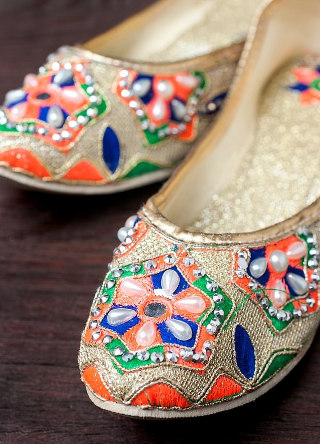 ゴージャス刺繍のマハラニフラットシューズ 2 - つま先部分をアップにしてみました。インドらしいデザインが可愛いです。