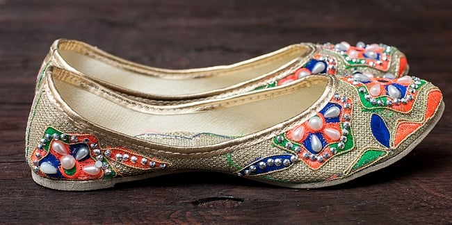 ゴージャス刺繍のマハラニフラットシューズ 4 - 横からの写真です