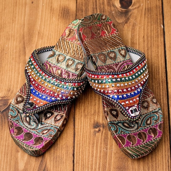 インドのカラフル刺繍ビーチサンダルの写真