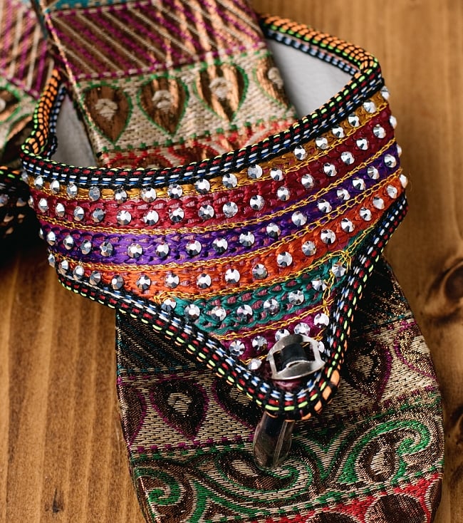 インドのカラフル刺繍ビーチサンダル 2 - 拡大写真です