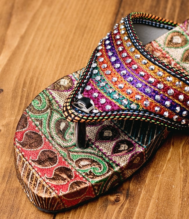 インドのカラフル刺繍ビーチサンダル 3 - 別の角度からの写真です