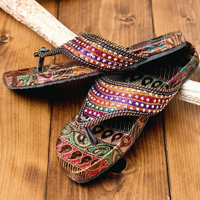 インドのカラフル刺繍ビーチサンダル 4 - 横からの写真です