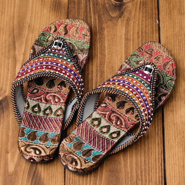インドのカラフル刺繍ビーチサンダル 6 - 上からの写真です