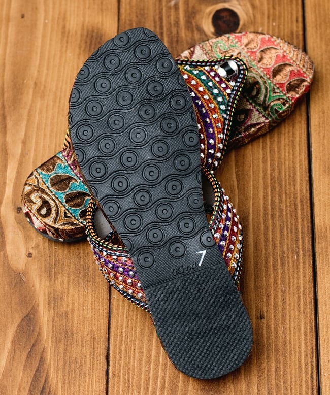 インドのカラフル刺繍ビーチサンダル 7 - 靴の裏面はこのようになっています