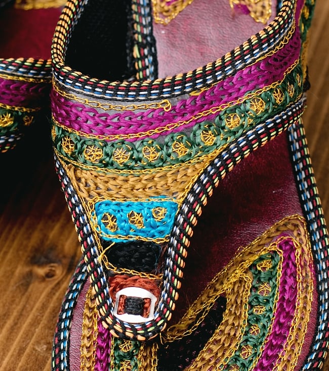 インドのカラフル刺繍トングサンダル - 【ヒール付き】 2 - 拡大写真です