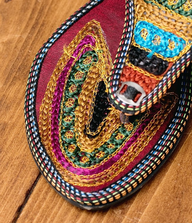 インドのカラフル刺繍トングサンダル - 【ヒール付き】 3 - 別の角度からの写真です