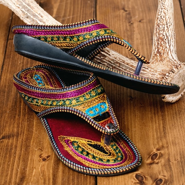インドのカラフル刺繍トングサンダル - 【ヒール付き】 4 - 横からの写真です