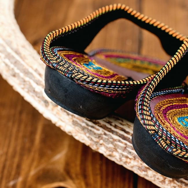 インドのカラフル刺繍トングサンダル - 【ヒール付き】 5 - 踵の部分です