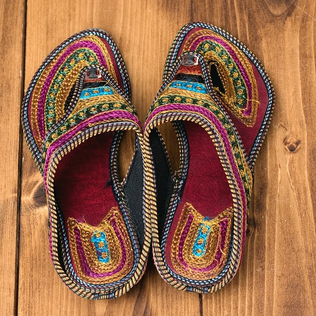 インドのカラフル刺繍トングサンダル - 【ヒール付き】 6 - 上からの写真です