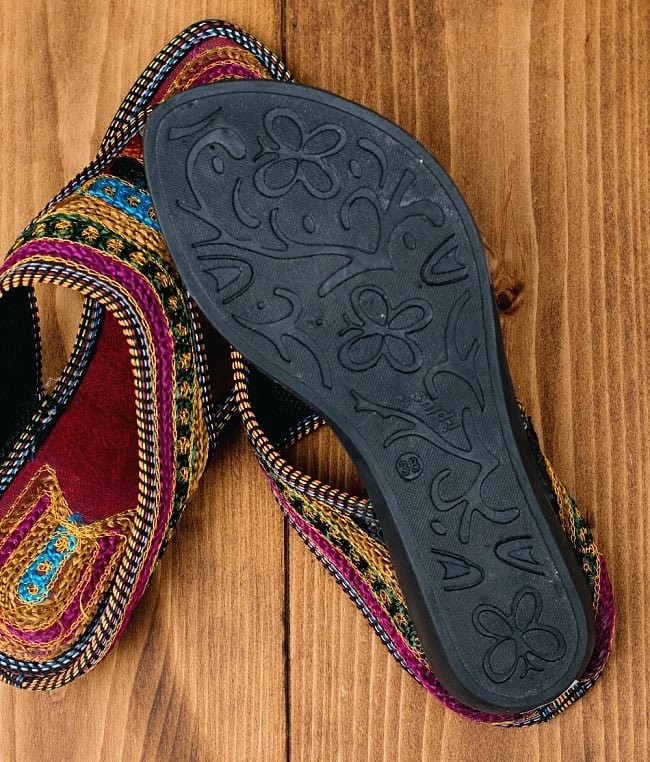 インドのカラフル刺繍トングサンダル - 【ヒール付き】 7 - 靴の裏面はこのようになっています