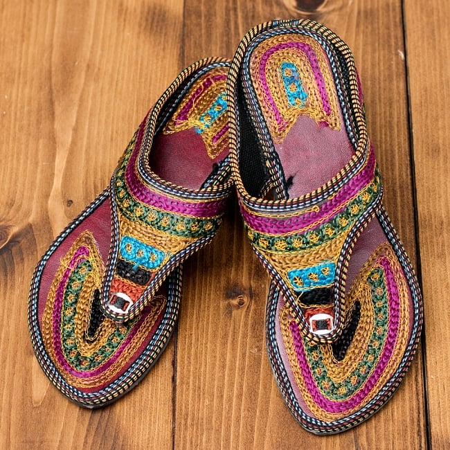 インドのカラフル刺繍トングサンダル - 【ヒール付き】の写真トングサンダル,ウェッジソール,ヒール,チャッパル,サンダル,靴,インド サンダル,夏,サンダル レディース