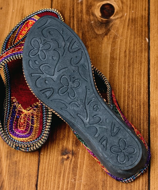 インドのカラフル刺繍トングサンダル - 【ヒール付き】 7 - 靴の裏面はこのようになっています