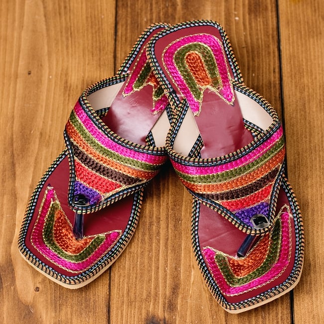 インドのカラフル刺繍トングサンダル - 【ヒール付き】の写真