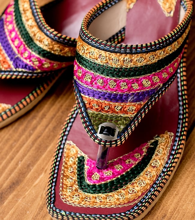 インドのカラフル刺繍トングサンダル - 【ヒール付き】 2 - 拡大写真です