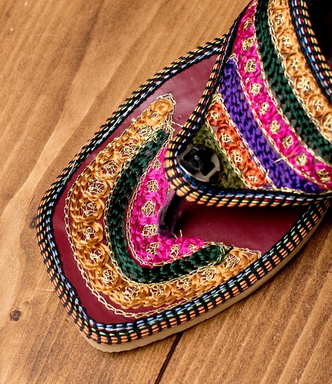 インドのカラフル刺繍トングサンダル - 【ヒール付き】 3 - 別の角度からの写真です
