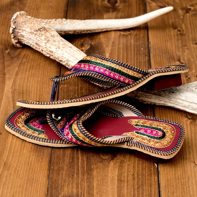 インドのカラフル刺繍トングサンダル - 【ヒール付き】 4 - 横からの写真です