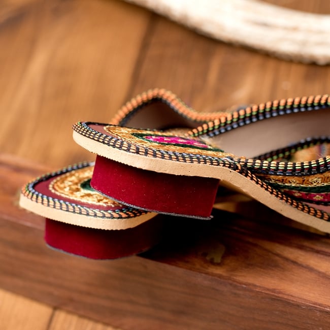 インドのカラフル刺繍トングサンダル - 【ヒール付き】 5 - 踵の部分です