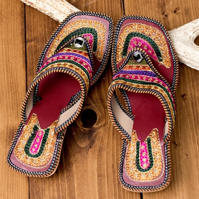 インドのカラフル刺繍トングサンダル - 【ヒール付き】 6 - 上からの写真です