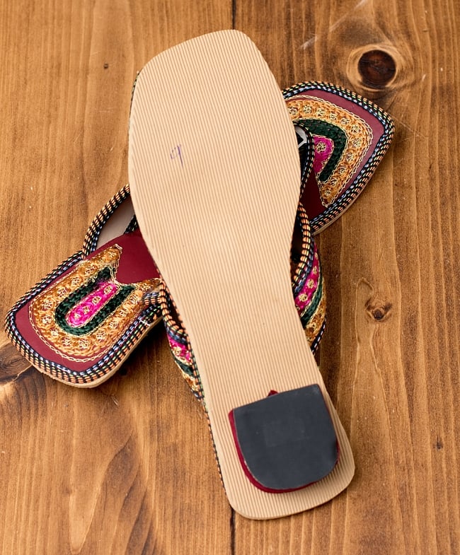 インドのカラフル刺繍トングサンダル - 【ヒール付き】 7 - 靴の裏面はこのようになっています