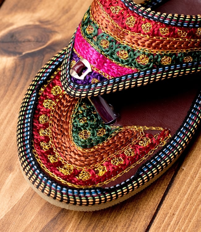 インドのカラフル刺繍トングサンダル - 【ヒール付き】 3 - 別の角度からの写真です