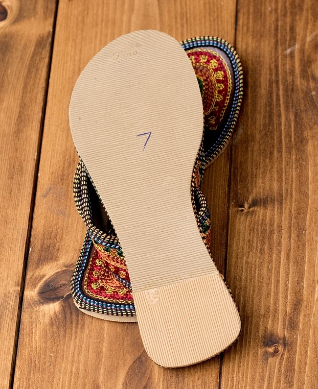 インドのカラフル刺繍トングサンダル - 【ヒール付き】 7 - 靴の裏面はこのようになっています