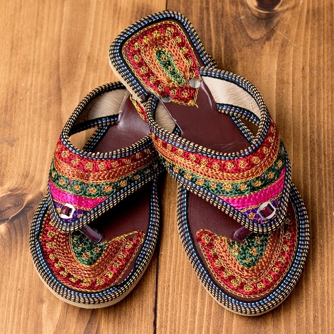 インドのカラフル刺繍トングサンダル - 【ヒール付き】の写真