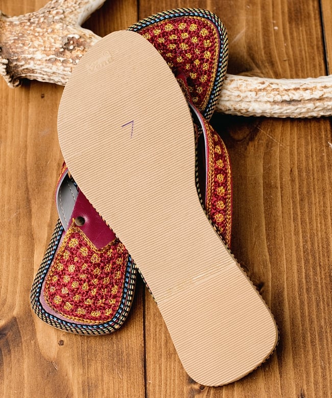 インドのカラフル刺繍ビーチサンダル 7 - 靴の裏面はこのようになっています