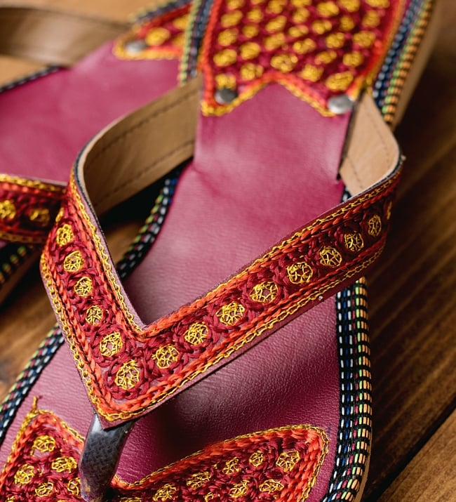 インドのカラフル刺繍ビーチサンダル 2 - 拡大写真です