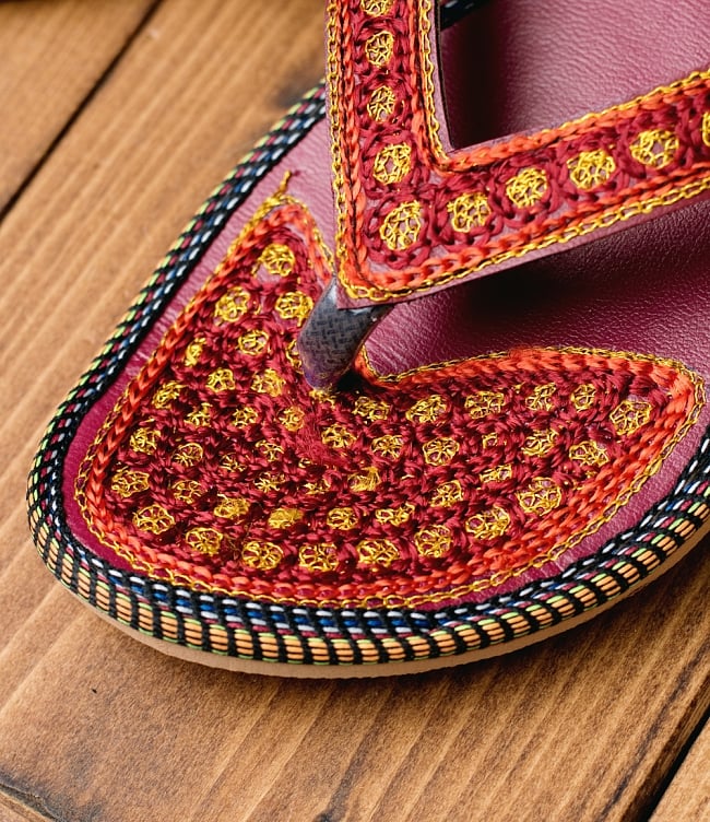 インドのカラフル刺繍ビーチサンダル 3 - 別の角度からの写真です