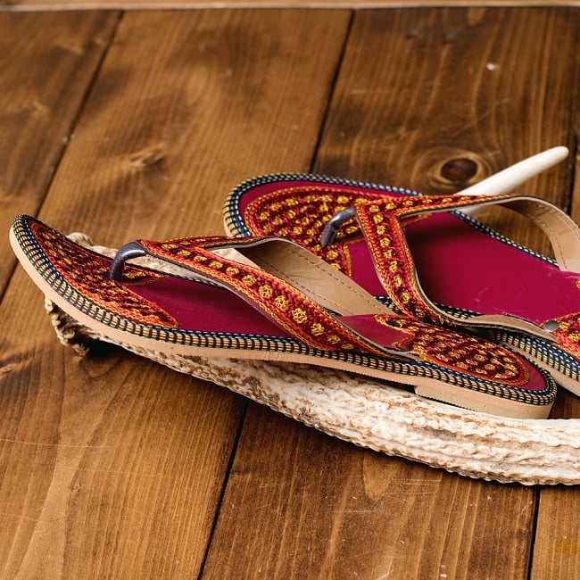 インドのカラフル刺繍ビーチサンダル 4 - 横からの写真です