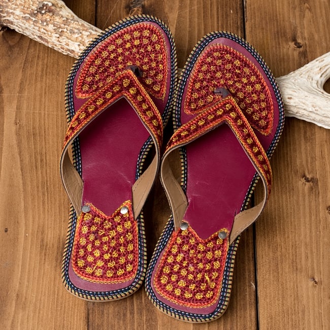 インドのカラフル刺繍ビーチサンダル 6 - 上からの写真です